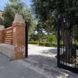 Accediamo quindi al Parco Bonomo (il cui restauro � stato curato dallo studio architettura Ferrari) tramite un ingresso secondario, situato a pochi metri sulla destra